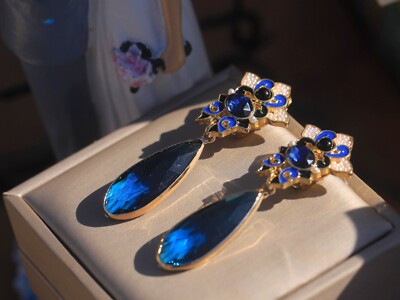 Boucles D'oreilles Dormeuses Chandelier - Émail Bleu Et Goutte En Verre Vert Doré