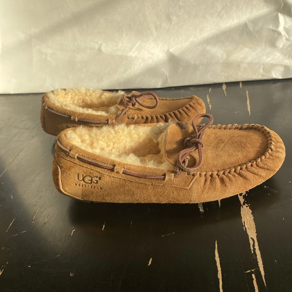 Zapatilla mocasín UGG para mujer de cuero con piel de oveja interior y suela de goma talla 9 Foto 4 de 4