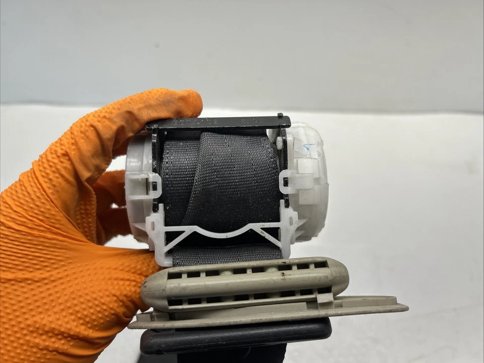 OEM REAR RIGHT SEAT BELT SEATBELT FOR 2003 2004 2005 2006 Infiniti G35 G081602 - Image 4 of 4