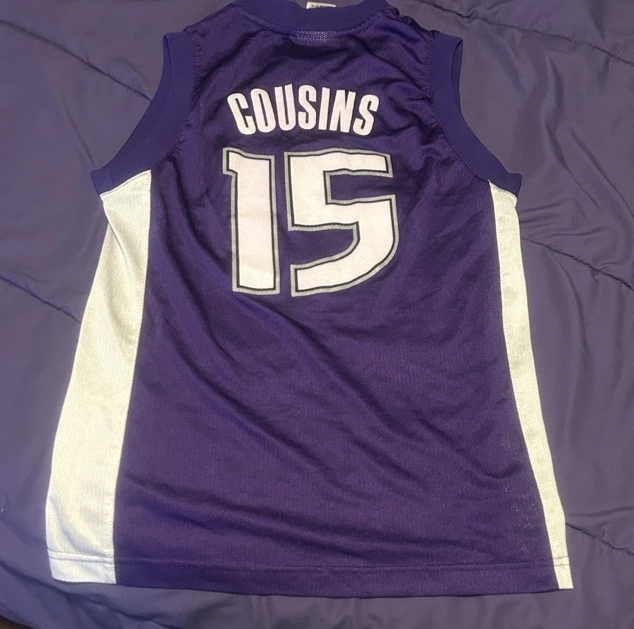 Camiseta deportiva vintage de la NBA Sacramento Kings Demarcus Cousins juvenil púrpura y blanca Foto 2 de 4