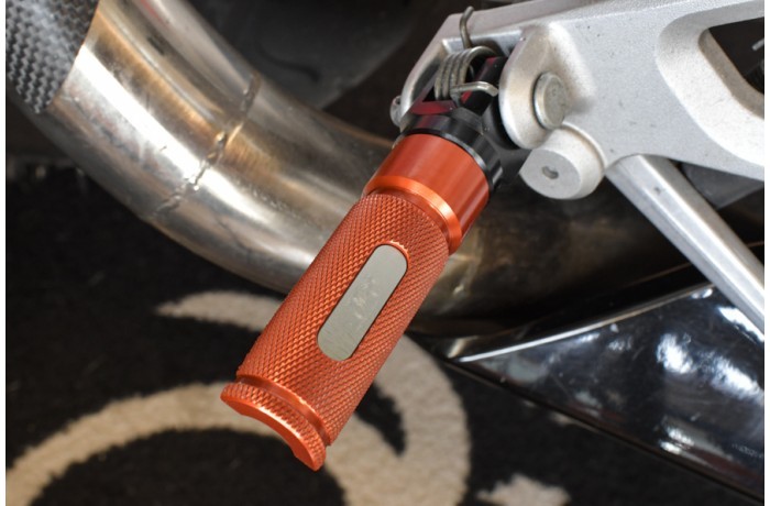 Cale-pieds arrière orange de 77mm pour vos virées en Ducati Monster 796
