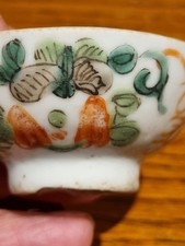 Antica piccola tazza cinese o asiatica dipinta a mano disegno floreale alta 6,5 cm oltre 3