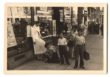 Fotografie Voss, Neuerwall, Ansicht Niagarafalls / NY, Knabe putzt Schuhe vor e 