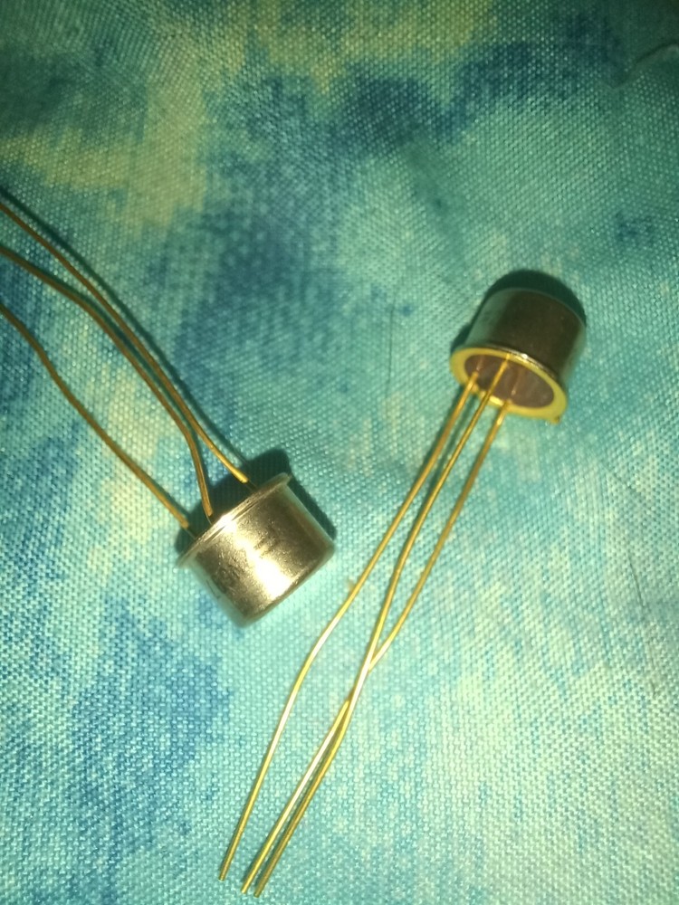 2N697 Fairchild Matched Pairs/Hfe=71/NOS/To-39 metal pkg. w/long gold leads/