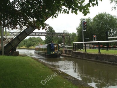 Foto 6x4 Plank Lane Hubbrücke, angehoben, mit einem schmalen Boot vorbei Bene c2009