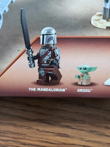 LEGO Star Wars: Mando the Mandalorian Minifigures With Grogu (Baby Yoda) 75410
