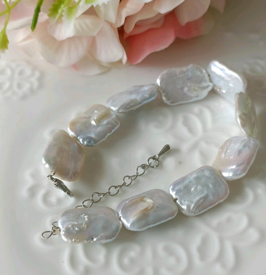 Einzigartiges Armband aus weißen Quadraten Barock-Perlen  mit Verlängerung  - Bild 2 von 4