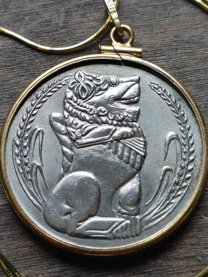 1969 Singapore Brilliant Lion Dollar Pendant on a 20" 18KGF Filled Chain 34mm - Image 2 of 4