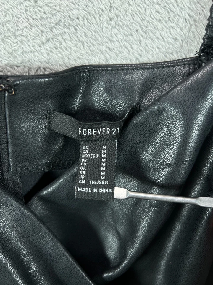 Mini vestido Forever 21 feminino médio couro sintético preto manga folhada arco gótico - Imagem 4 de 4