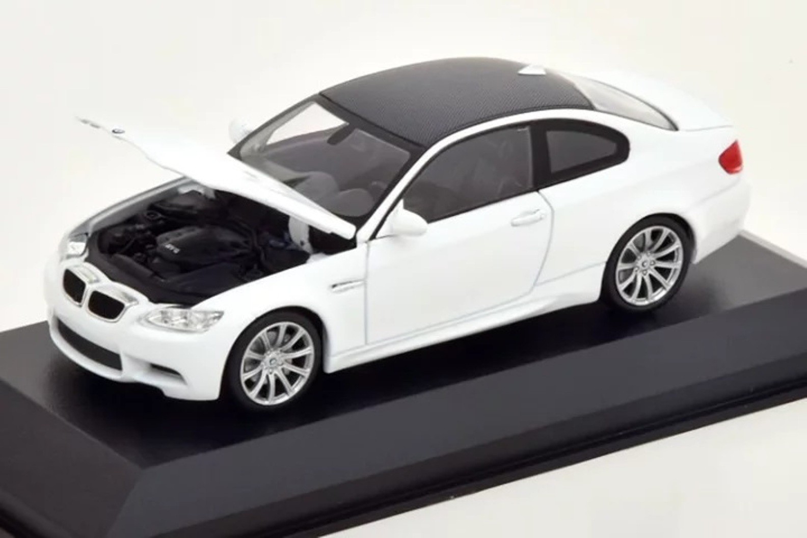 Idée cadeau pour passionné : la BMW M3 Coupe E92 2008 Maxichamps blanche 1:43
