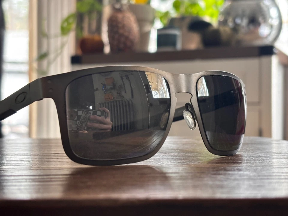 Gafas de sol Oakley Holbrook grises de metal polarizado usadas #OO4123-0655 buen estado Foto 2 de 4