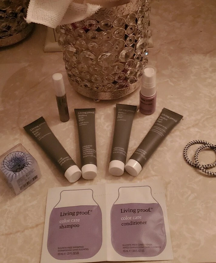 Lote de viaje Living Proof de 10 piezas con muestras gratis y lazos para el cabello *** Foto 2 de 4