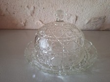 ANCIENNE CLOCHE À FROMAGE ET PLATEAU, VERRE CISELÉ,  MOTIFS GÉOMÉTRIQUES