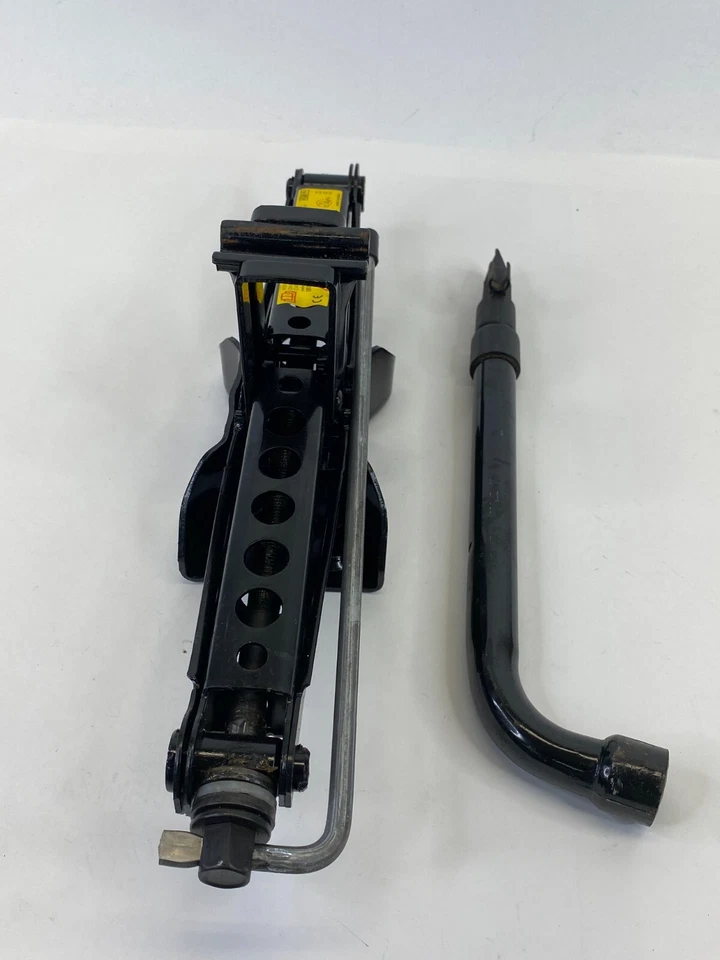 Volvo XC70 2008-2016 Juego de llaves de tuerca y gato de neumático de repuesto de emergencia OEM Foto 2 de 4