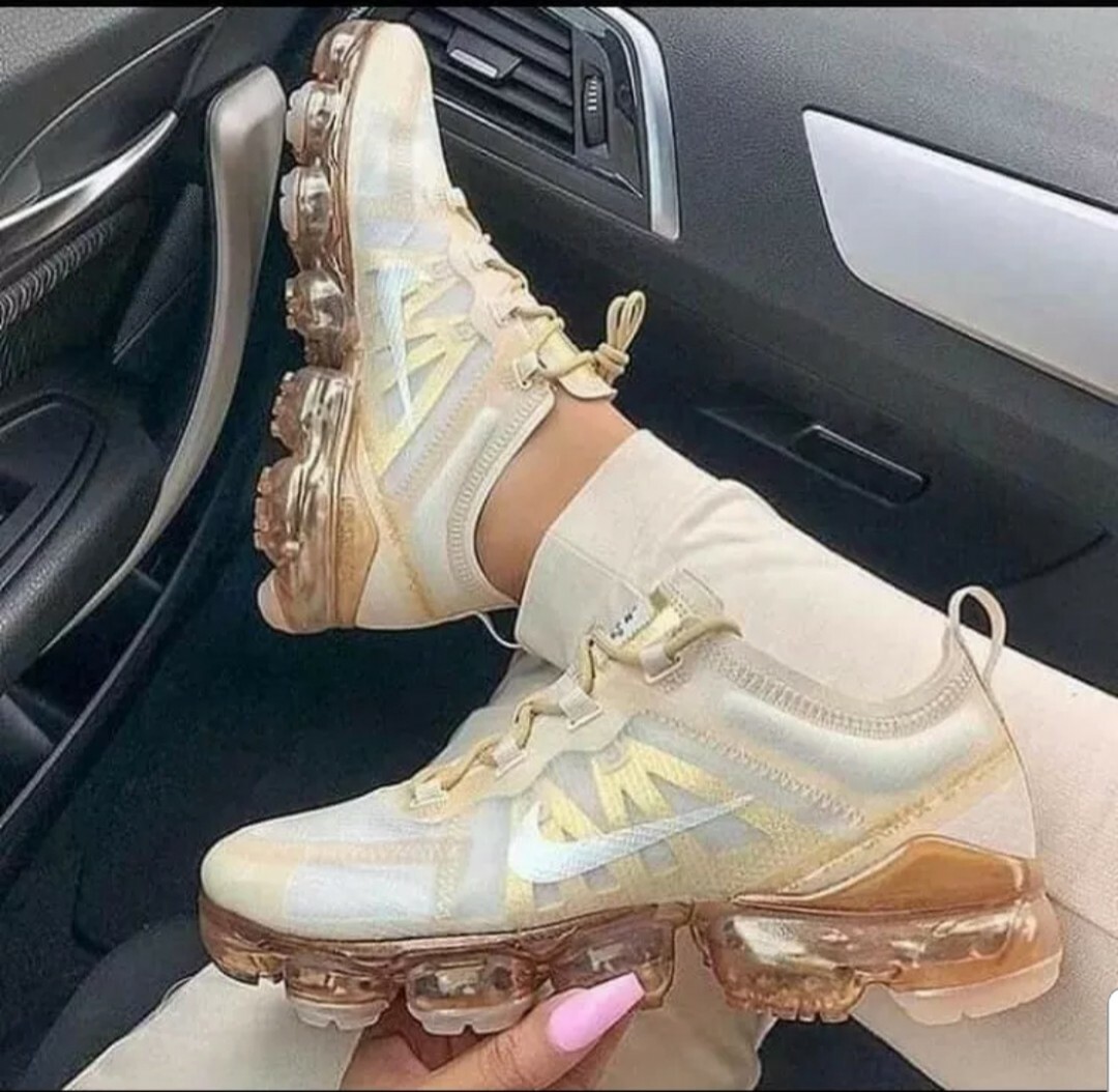 nike vapormax gold and white