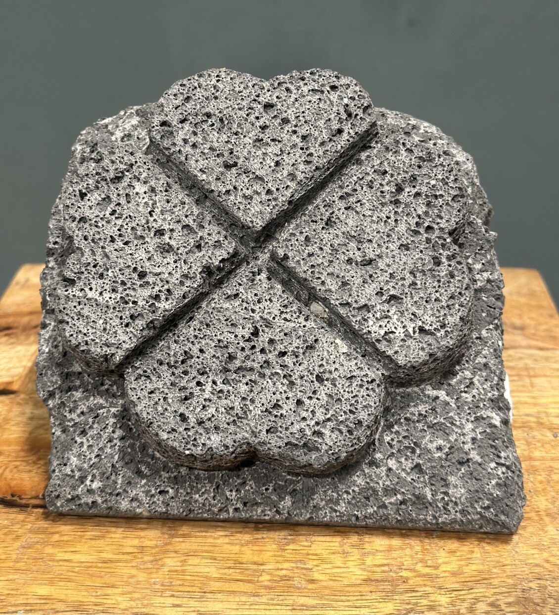 Mendiger Lavastein/Basalt-Skulptur Vierblättriges Kleeblatt - Glücksbringer