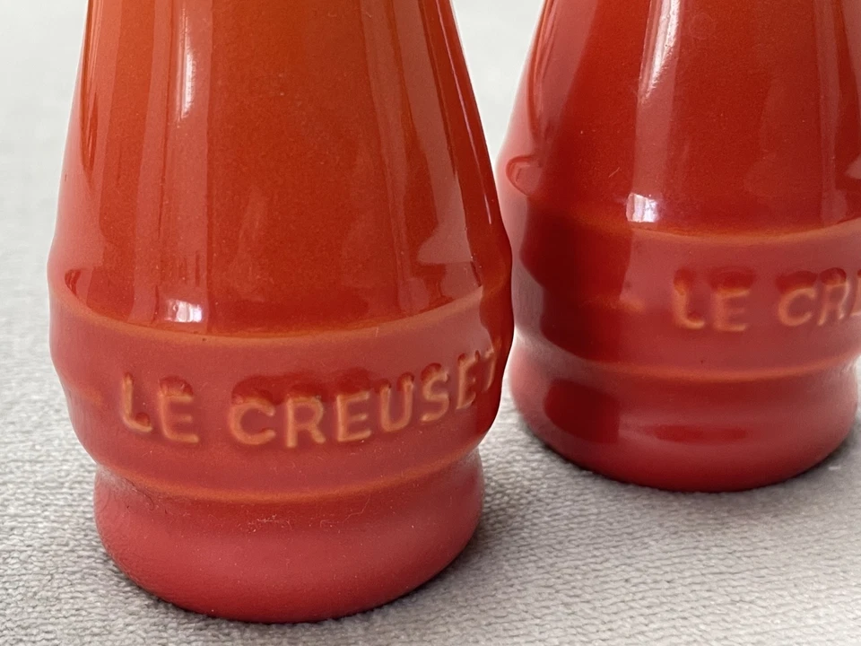 Juego de saleros y pimenteros Le Creuset rojo llama naranja gres cocina comedor Foto 3 de 4