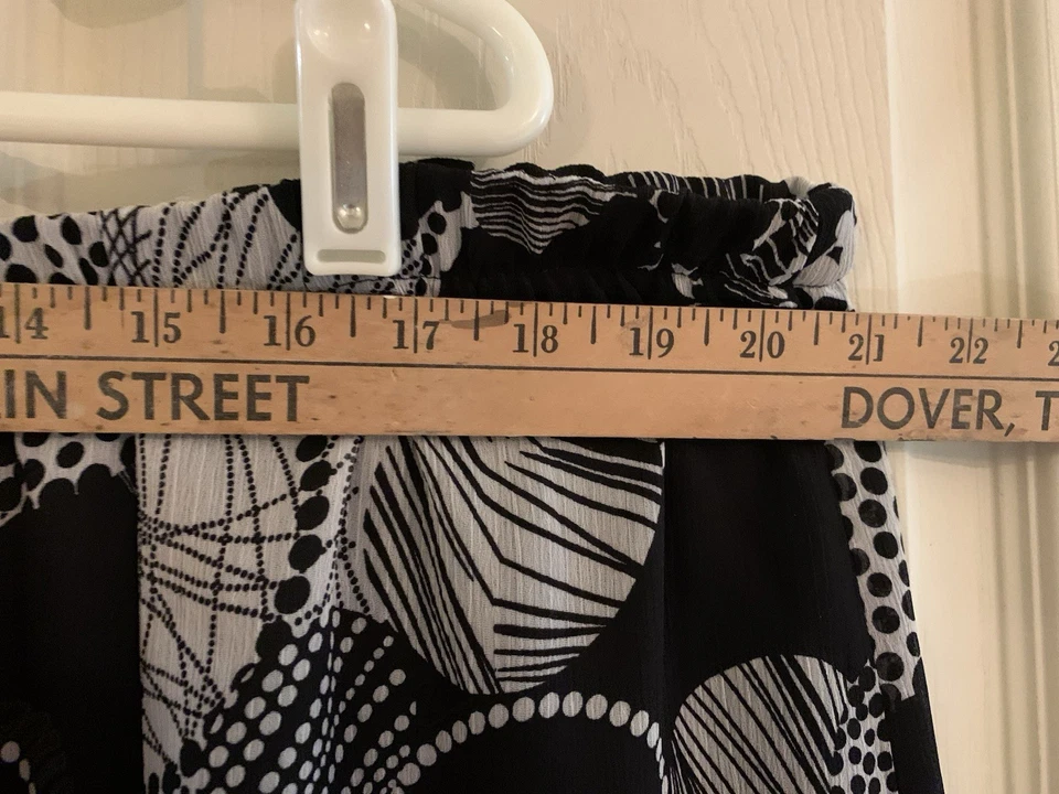 Falda Sag Harbor talla 1X, blanca y negra con cintura elástica e inferior acampanada Foto 4 de 4