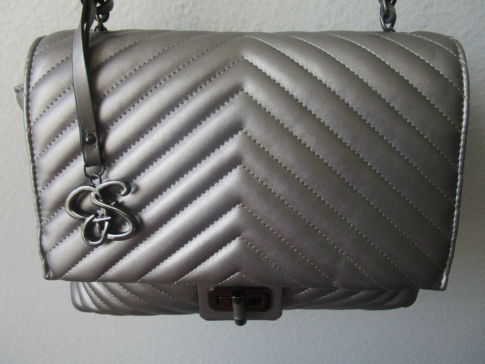 Cartera de Hombro Jessica Simpson Acolchada Peltre Bobbi Talla Pequeña Solapa a Presión Nueva con Etiquetas Foto 3 de 4