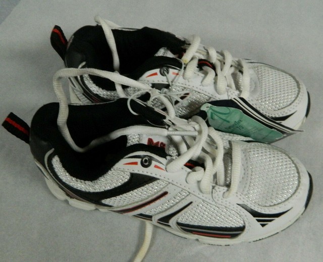 NWOB BOYS ATHLETIC STARTER NATURE TEX 70 SIZE 12 NON MARKING SOLES