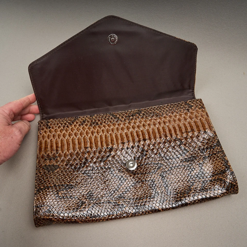 Bolsa de mão Giannini couro sintético genuíno marrom pele de cobra tamanho grande 8x12 - Imagem 3 de 4