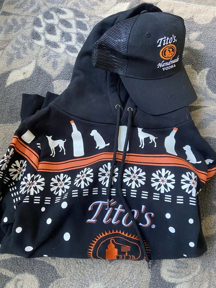 Sudadera con capucha y gorra de invierno Tito’s Vodka Foto 2 de 4