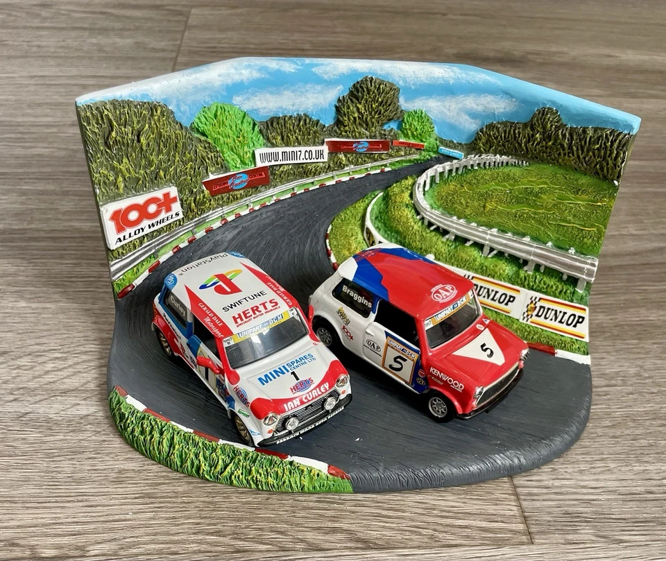 ФИРМЕННЫЙ ЛЮК CORGI Toys Diorama-1999 Mini Se7en & Mini Miglia Championship - Изображение 2 из 4