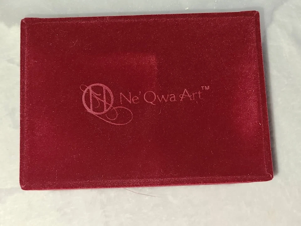 NE'QWA ART GLASS 149-SA-PA SANTA WITH REINDEER PEGGY ABRAMS BELL ORNAMENT IN BOX - Image 2 of 4