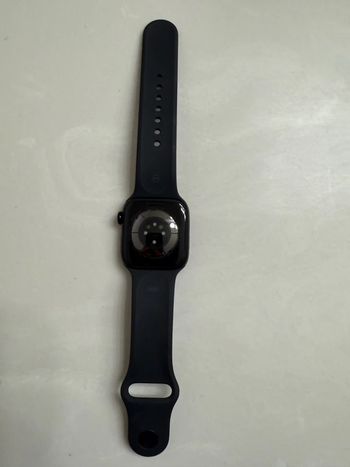 Apple Watch Series 10 (GPS+Celular) 42 mm Estuche de aluminio con correa deportiva negra Foto 2 de 4