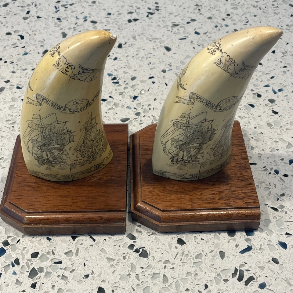 PMS Artek Scrimshaw Resina Diente de Ballena Libertad/Encarados Par Sujetalibros Foto 2 de 4
