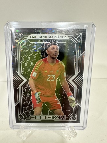Emiliano Martinez [White Pulsar] #151 2022 Panini Obsidian card