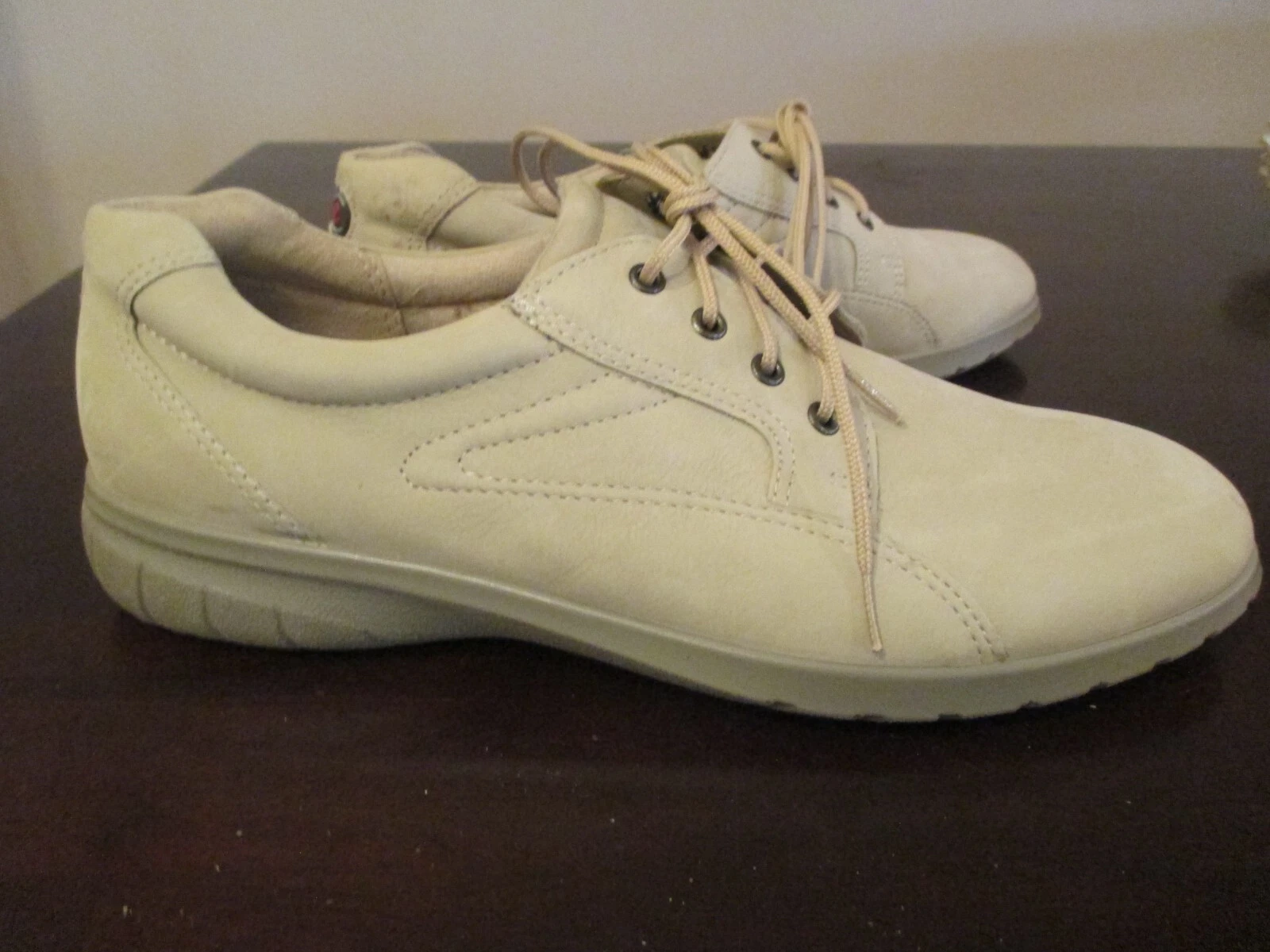 Scarpa da passeggio ECCO donna in nabuk taglia EU 40 con punto shock. Scuff sul tacco