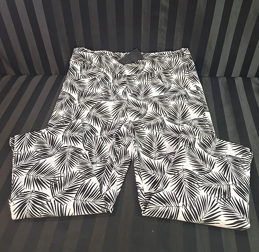 Size 8 Renuar Pull On Capri Pants With Slit On Hem & Front Zippered Pockets