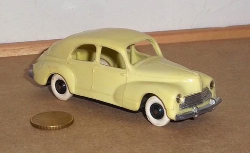 NOREV KUNSTSTOFF 1 / 43 ° Ref 8 - PEUGEOT 203 GELB MIT HINTERRADAUFHÄNGUNG
