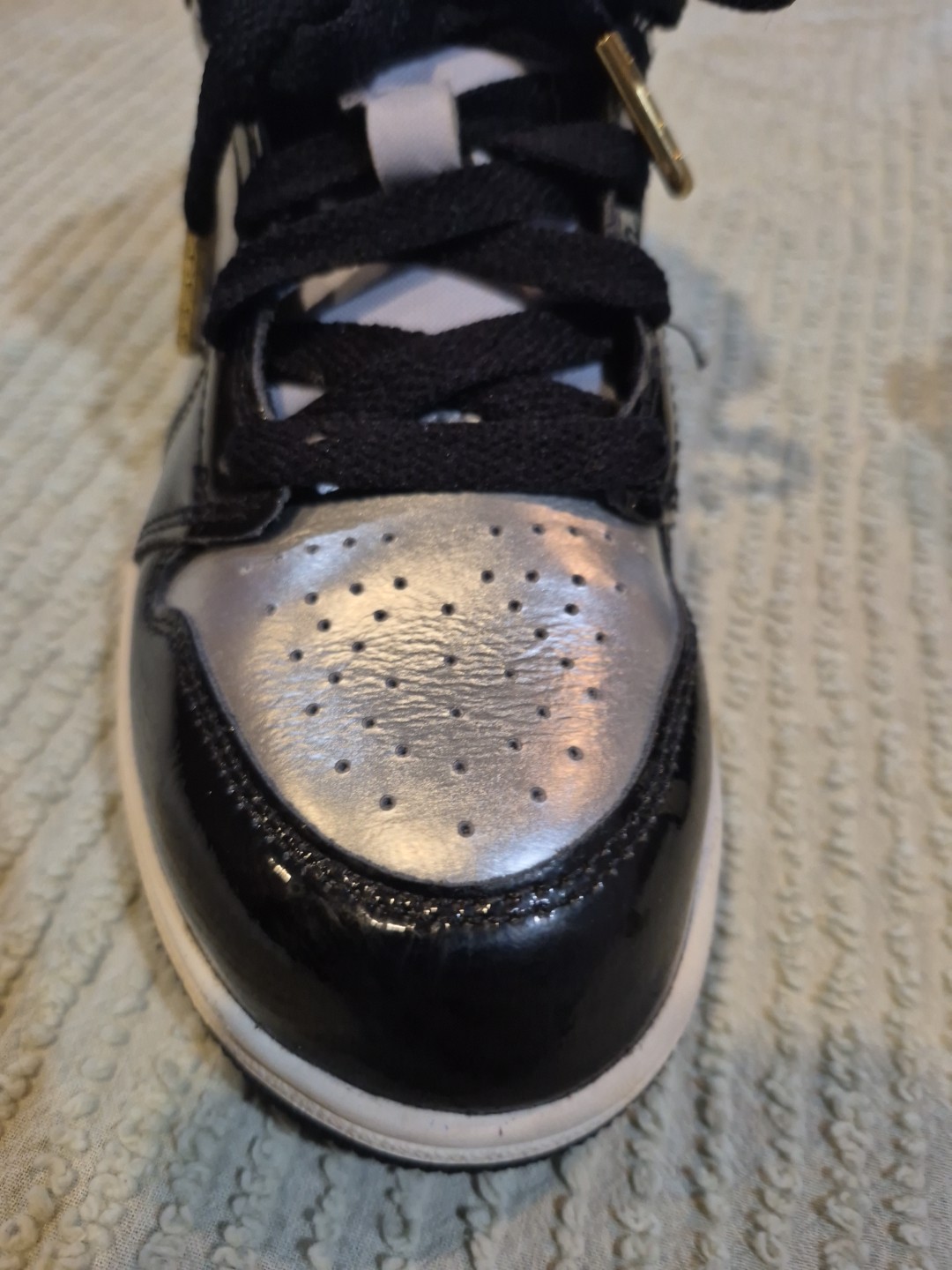 Nike Air Jordan 1 Mid SE Black Metallic Silver Gold Youth 2Y Jumpman Shoes