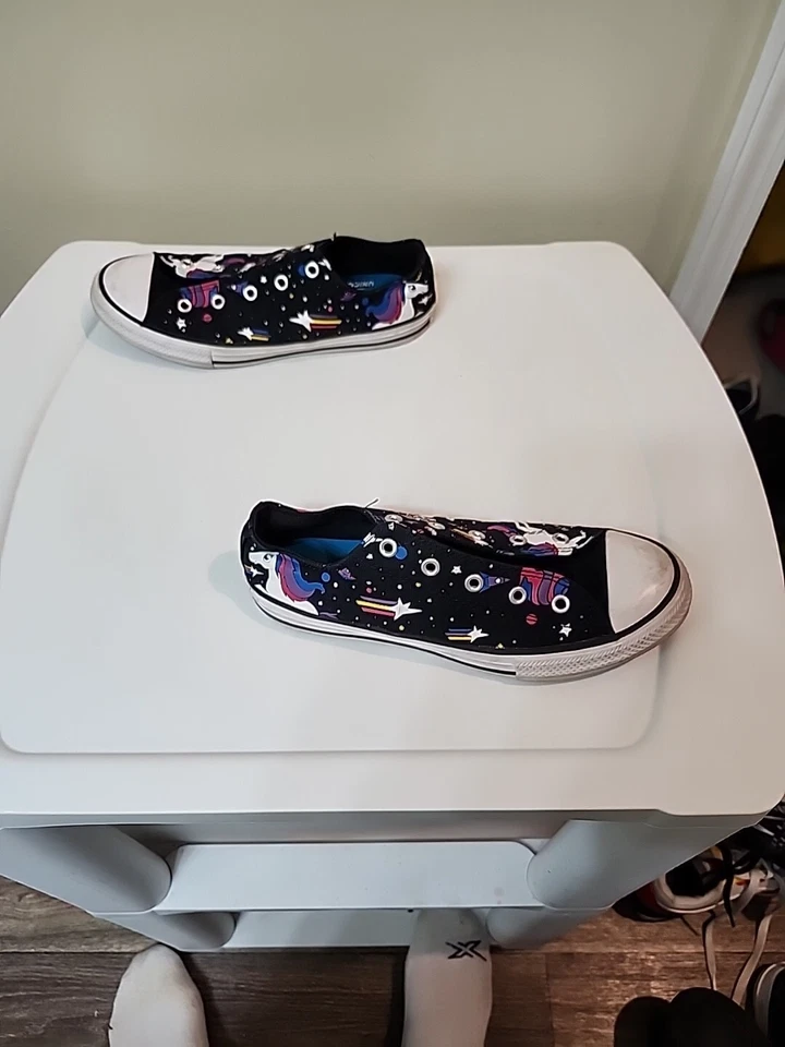 Zapatillas altas Converse para niñas talla 4 con estampado de unicornio en negro Foto 4 de 4