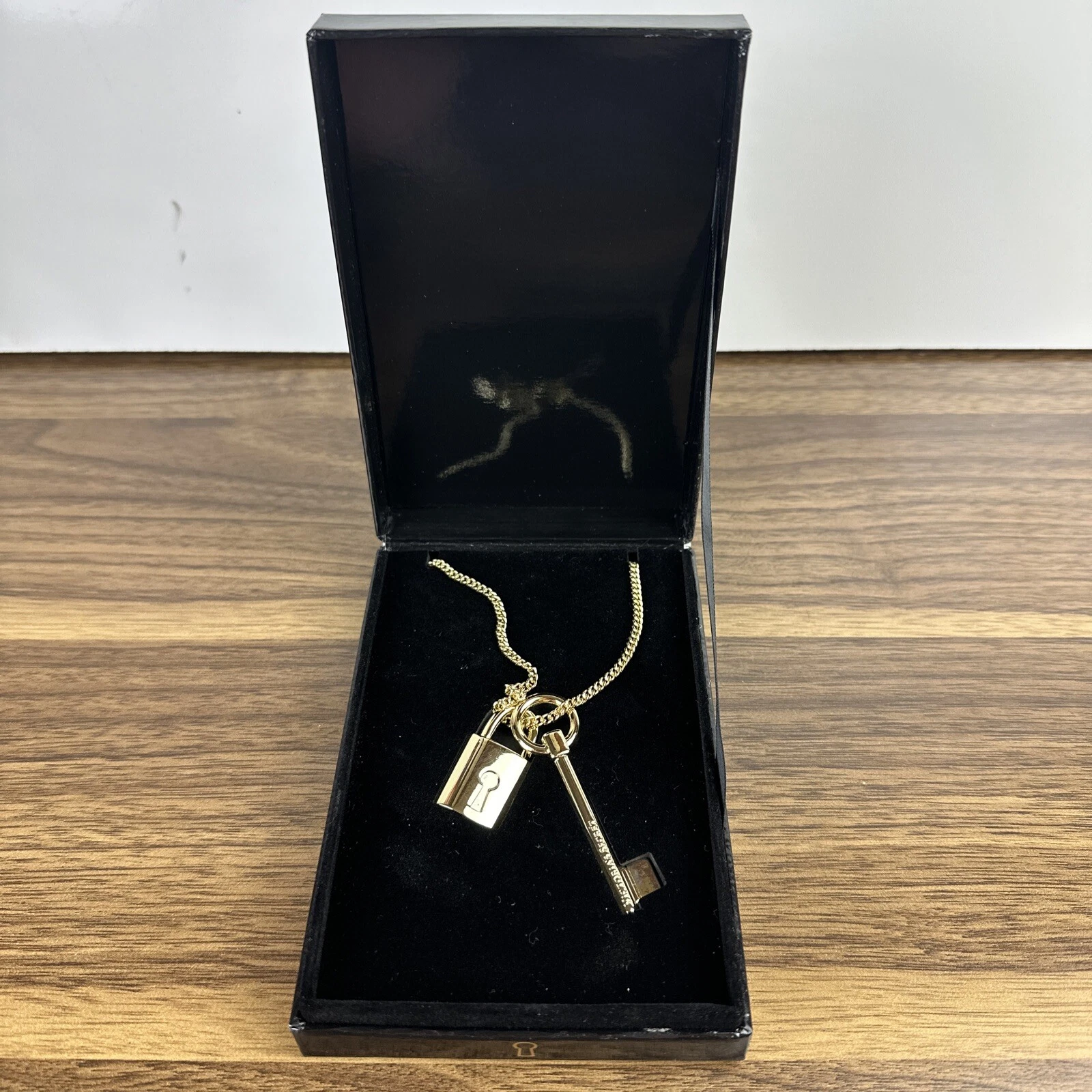 UNDERCOVER Collana catena lunga ciondolo tono oro Victoria Secret lucchetto e chiave "scandaloso"