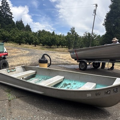 Aluminum Canoe with Bench Seats, Gray Exterior & Teal Interior