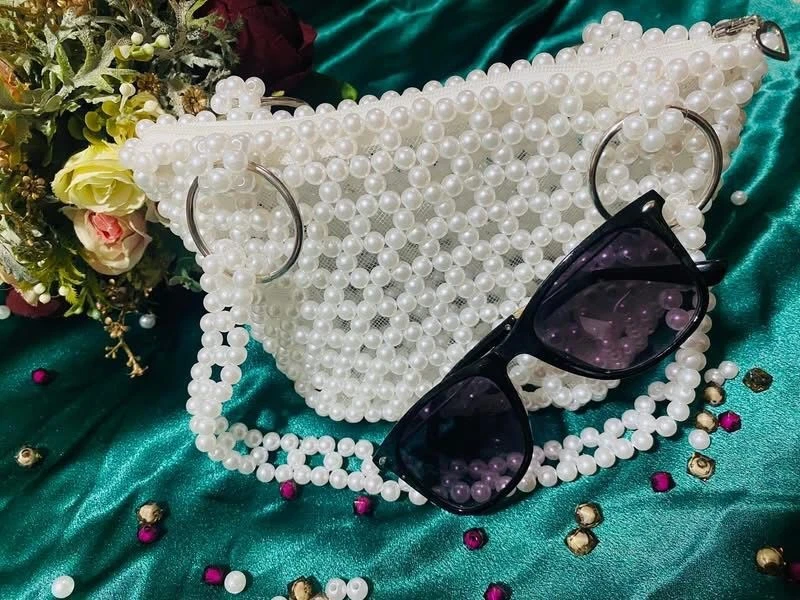 Bolso de mano hecho a mano con cuentas bolso de acrílico blanco hecho a mano para ocasiones especiales. Foto 2 de 4