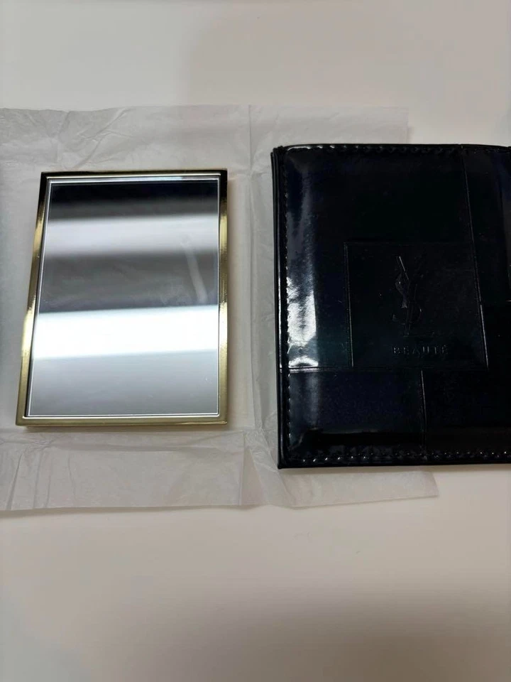 Espejo compacto Yves Saint Laurent Beaute 22783 Foto 2 de 2