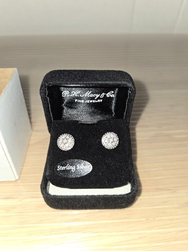 NIB Macy’s Bridge Diamond Cluster Stud Earrings 1/10 CTTW NWT'S - Picture 5 of 11