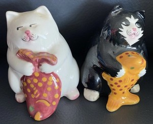 Adorable Cat with Fish Salt/Pepper Shakers by Clay Art 2 3/4"