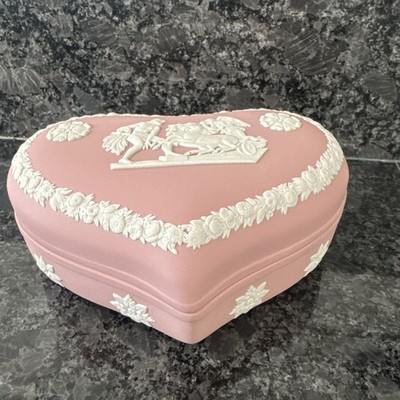 Wedgwood Jasperware rosa große herzförmige Deckeldose sehr guter Zustand
