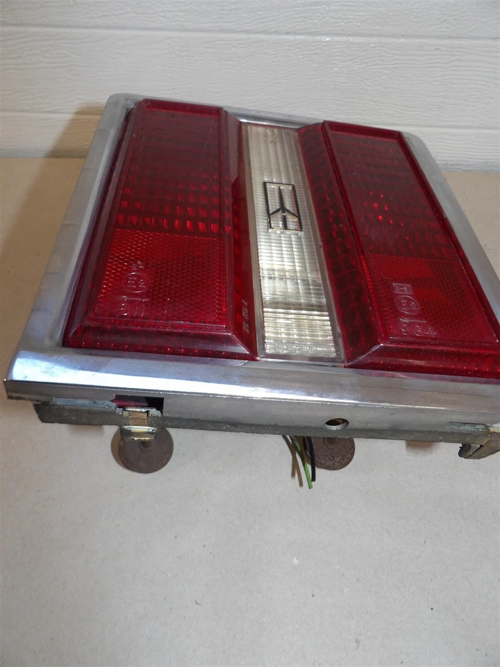 LH DRIVERS SIDE TAILIGHT ASSEMBLY LAMP OLDSMOBILE 欧米茄 1982 - 1984 铬边框 — 第 4/4 张图片