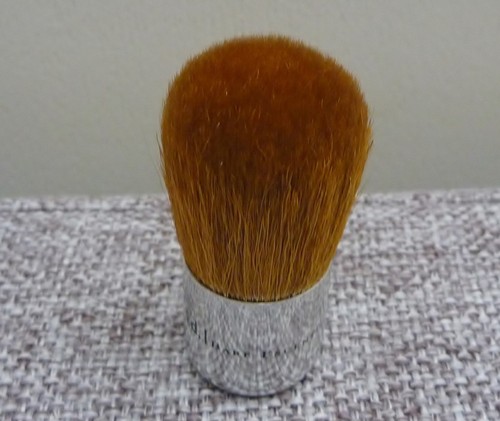 1x i.d. Cepillo en polvo BARE ESCENTUALS Bare Minerals Baby Buki Kabuki, ¡NUEVO! - Imagen 2 de 4