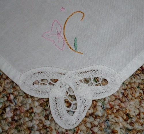 Vintage HAND EMBROIDERED & CUT WORK Tablecloth & 6 Napkins 50" x 65" - Picture 4 of 10
