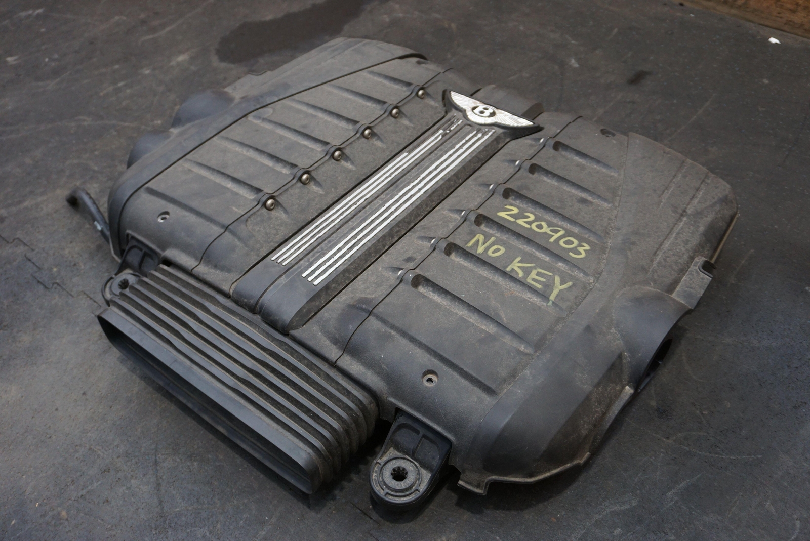 Engine Air Cleaner & Cover Panel Assembly 4M0133837 4M0133849 Bentley Bentayga