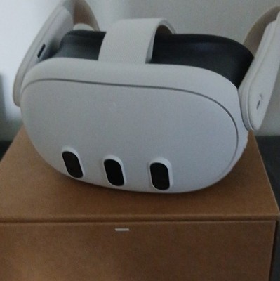 Meta Quest 3 eigenständiges VR-Headset mit Controllern, Weiß/Schwarz