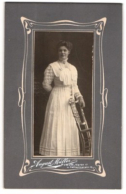Fotografie August Müller, Husum, Markt 17, Junge Dame mit Brosche im weißen Fal 