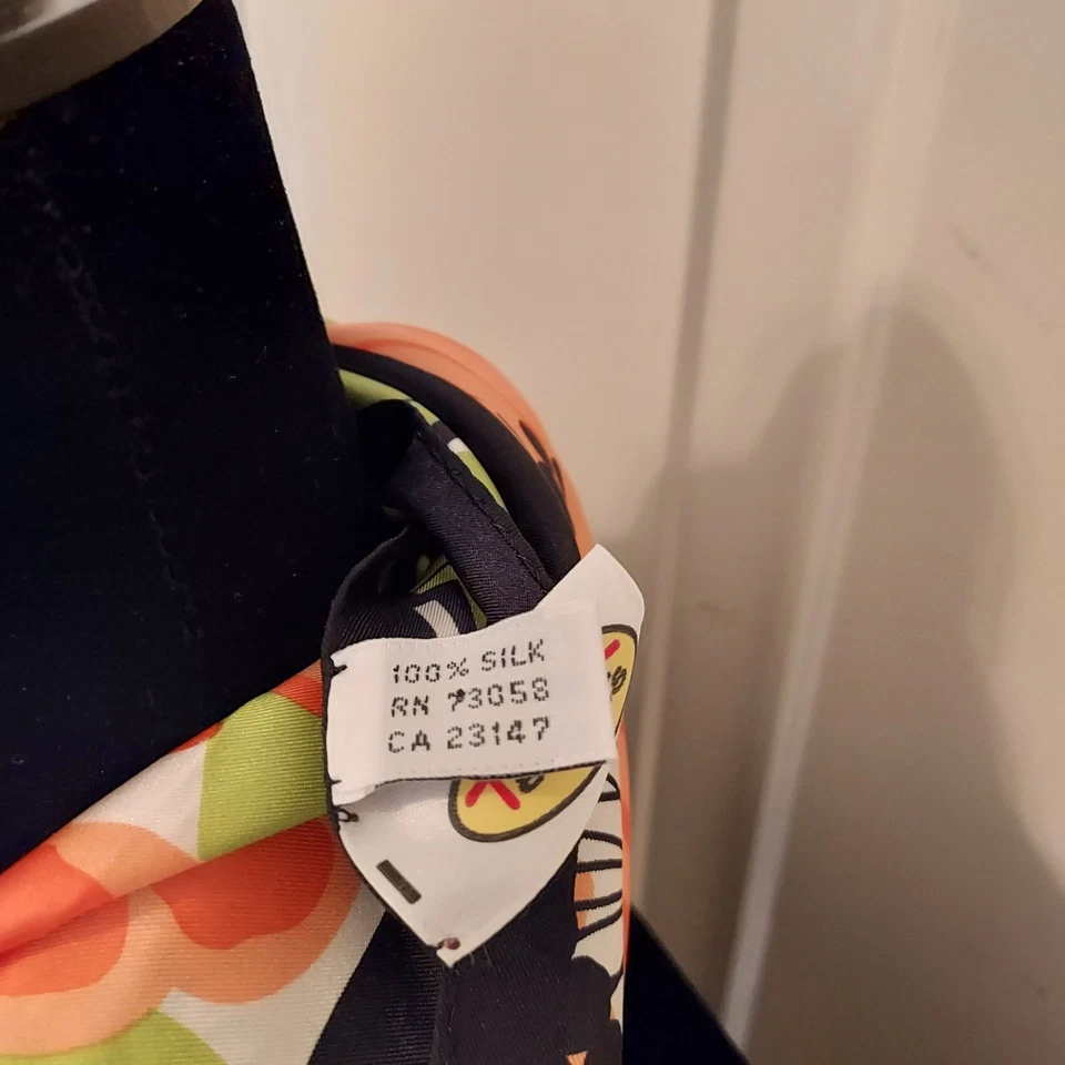 Bufanda cuadrada Talbots para mujer 100 % seda 26 pulgadas Floral con hojas borde negro usado en excelente estado Foto 2 de 4